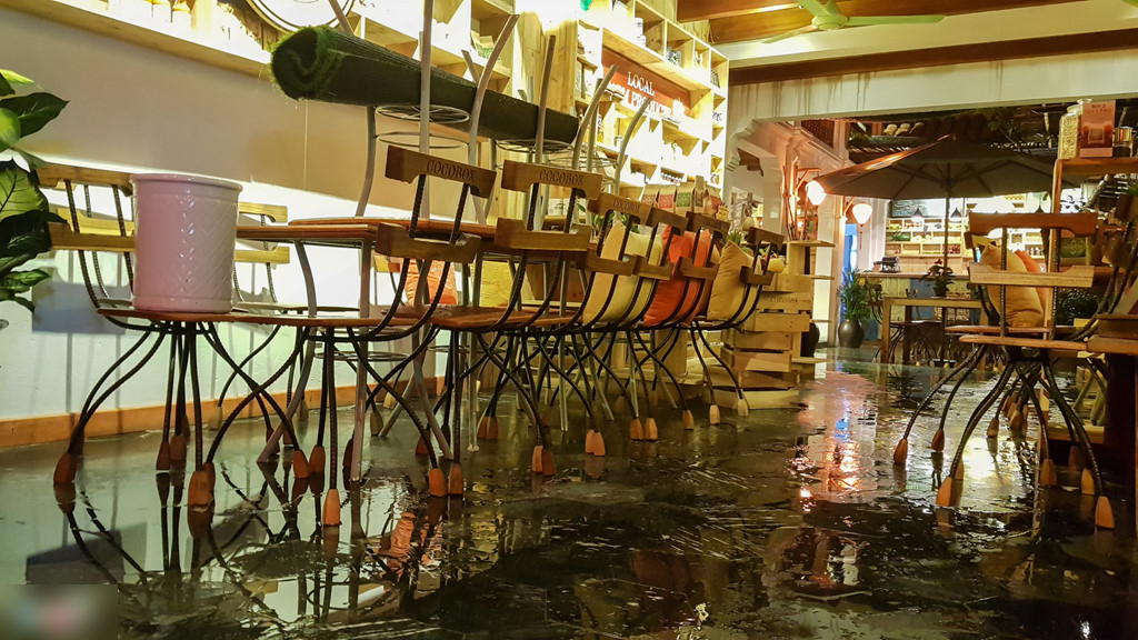 Thủy điện xả lũ, phố cổ Hội An lung linh ánh đèn bị ngập trong nước